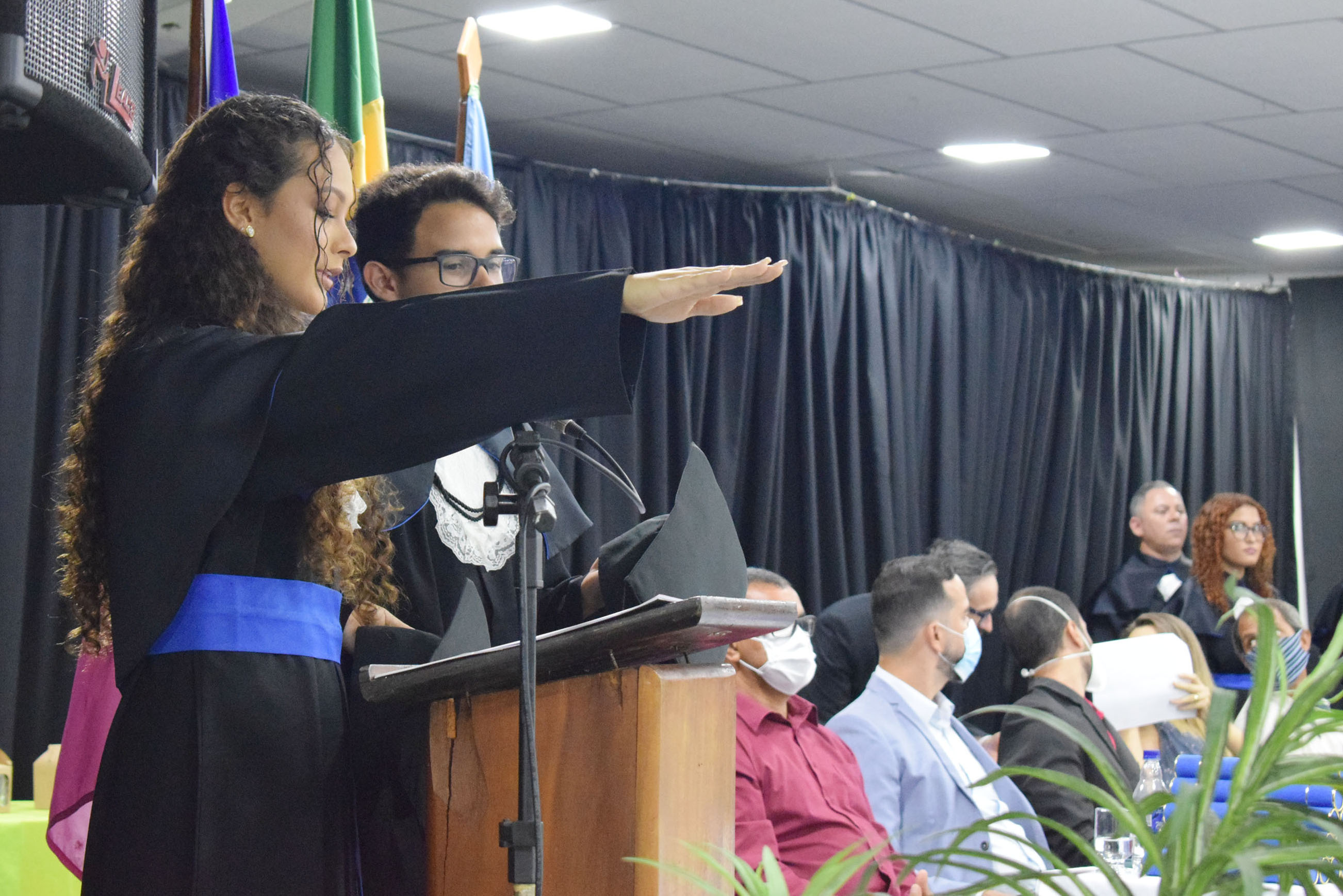 fotografia de formanda fazendo juramento